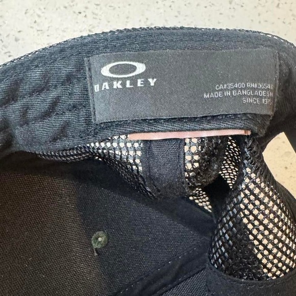 Oakley green‎ and black camo trucker hat - Picture 4 of 4